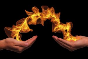 エネルギーの作り方の写真、手の中からエネルギーが作られます。