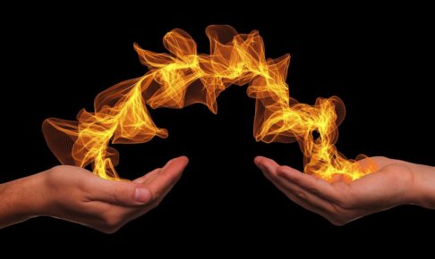 エネルギーの作り方の写真、手の中からエネルギーが作られます。