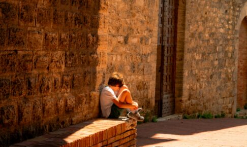 小さな少年が、心の片隅にうずくまっていてまるで心の中に閉じ込められているインナーチャイルドのようです。