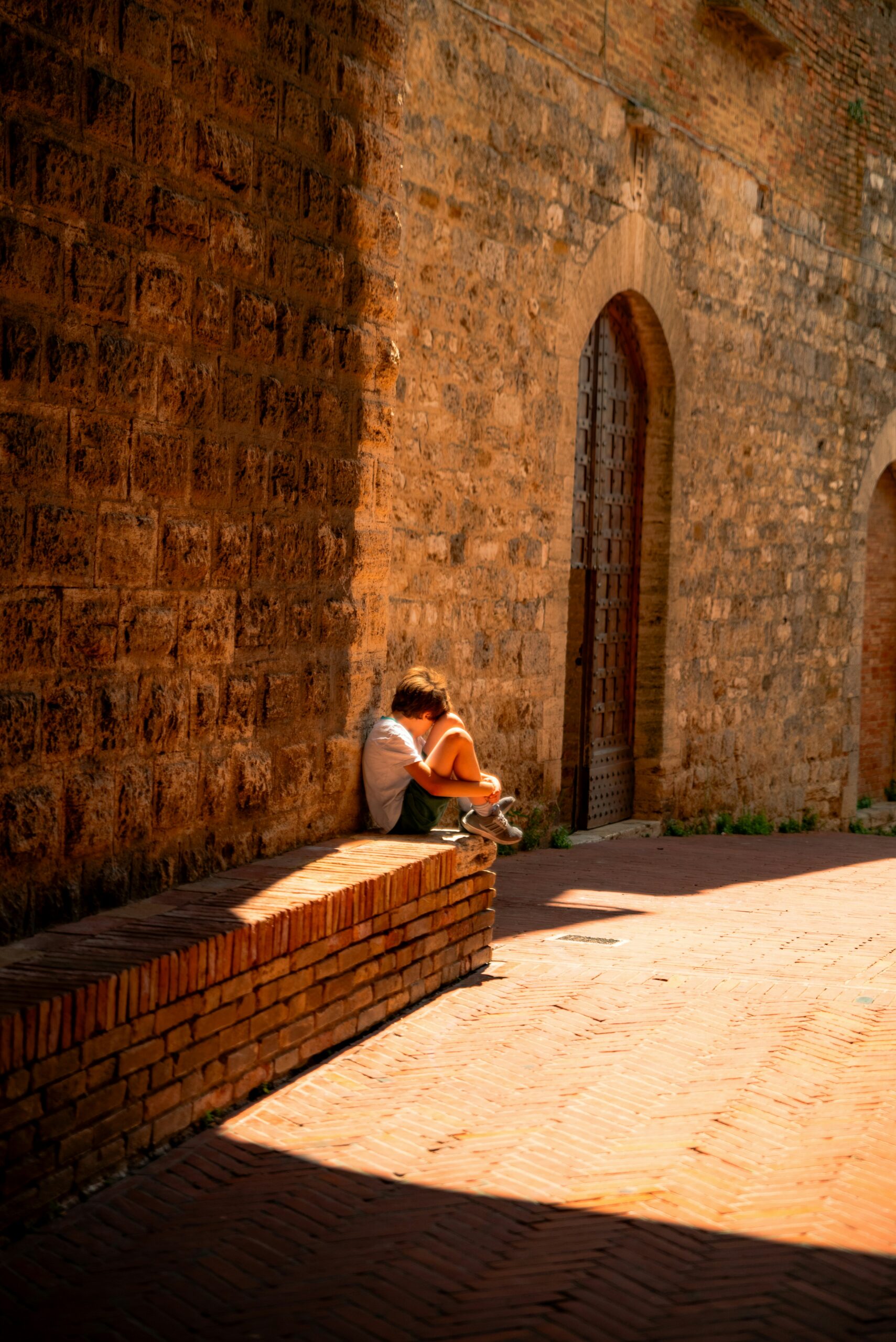 小さな少年が、心の片隅にうずくまっていてまるで心の中に閉じ込められているインナーチャイルドのようです。