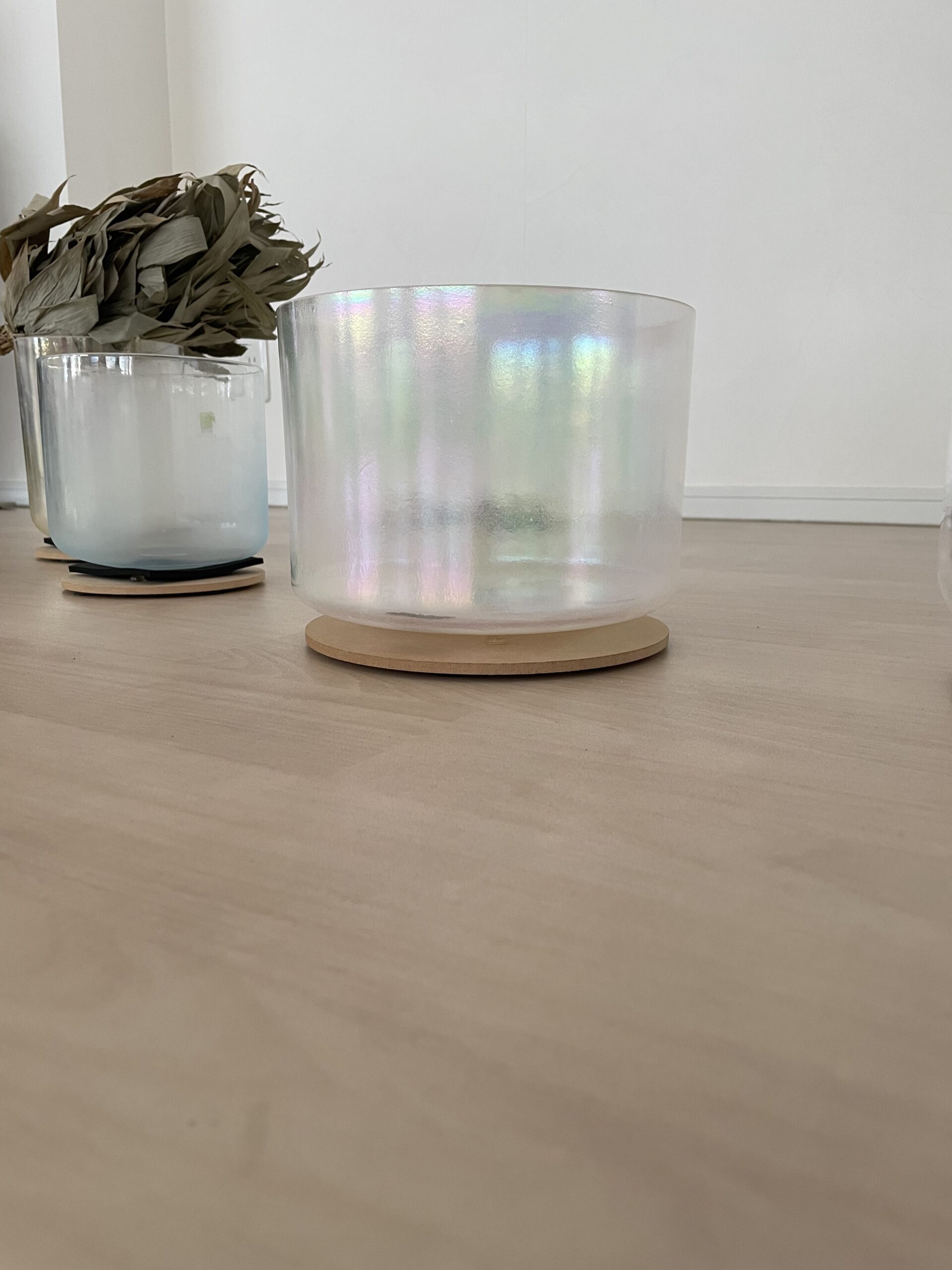 透明なクリスタルボウルで、形は寸胴タイプ